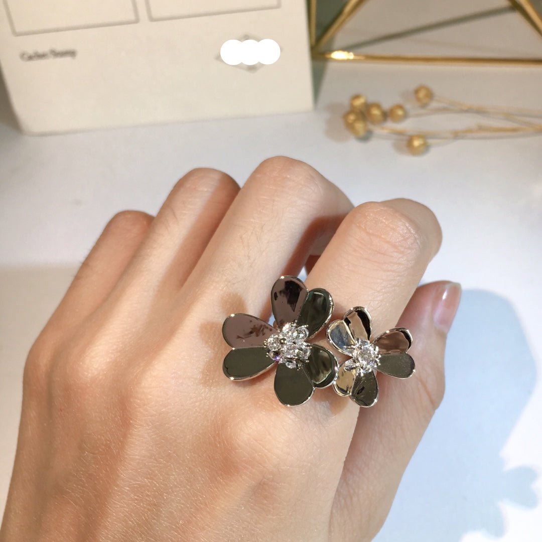 Van Cleef & Arpels Frivole Between The Finger Ring